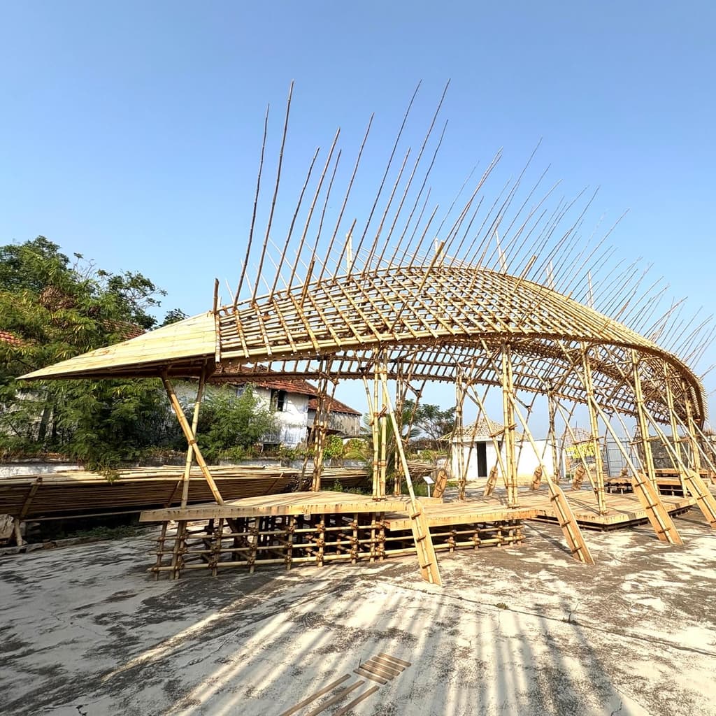 One of the installations that takes the theme and runs with it is Kathamo (the structure) by Massart.in, a “collateral” show (outside the official KMB). This huge, temporary, upside-down skeleton of a fishing boat propped up mid-air is a reminder of Kolkata and Kochi’s shared histories of local fishing and global trading.