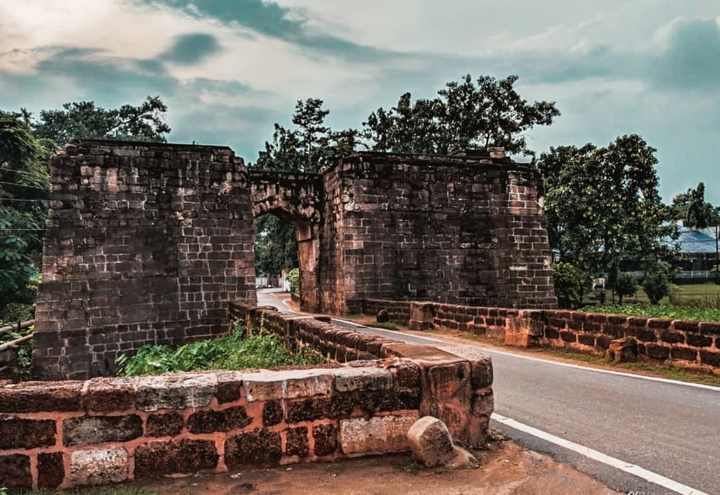 The gate to the Barabati Fort, around which the dahibara aloodum is said to originate.