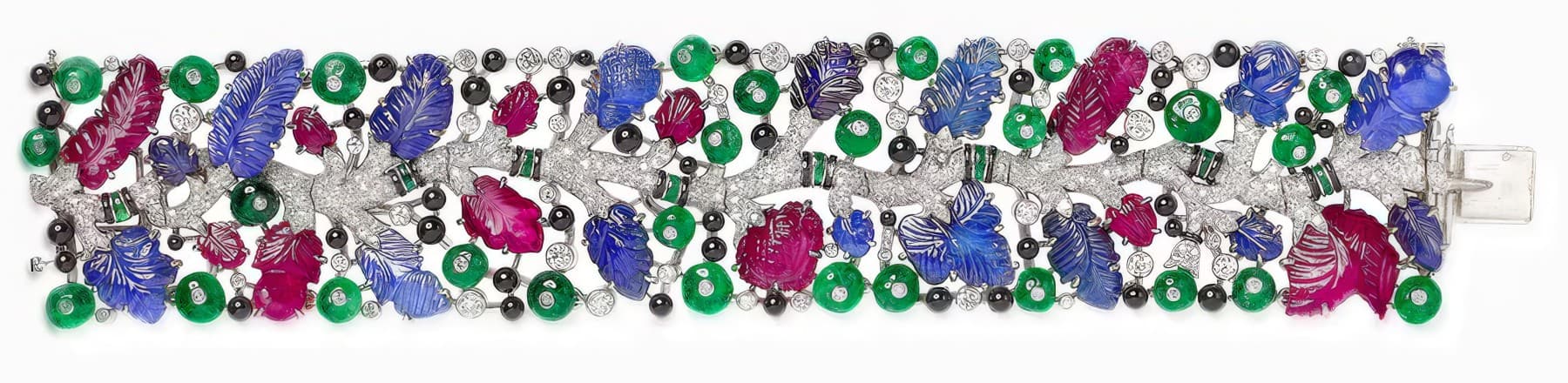 The shift from individually set carved gems — once archived as “foliage” — to densely layered compositions is beautifully captured in the Tutti Frutti bracelet (1925). Diamonds, sapphires, emeralds and rubies take on the form of leaves and berries, set against platinum, onyx and enamel