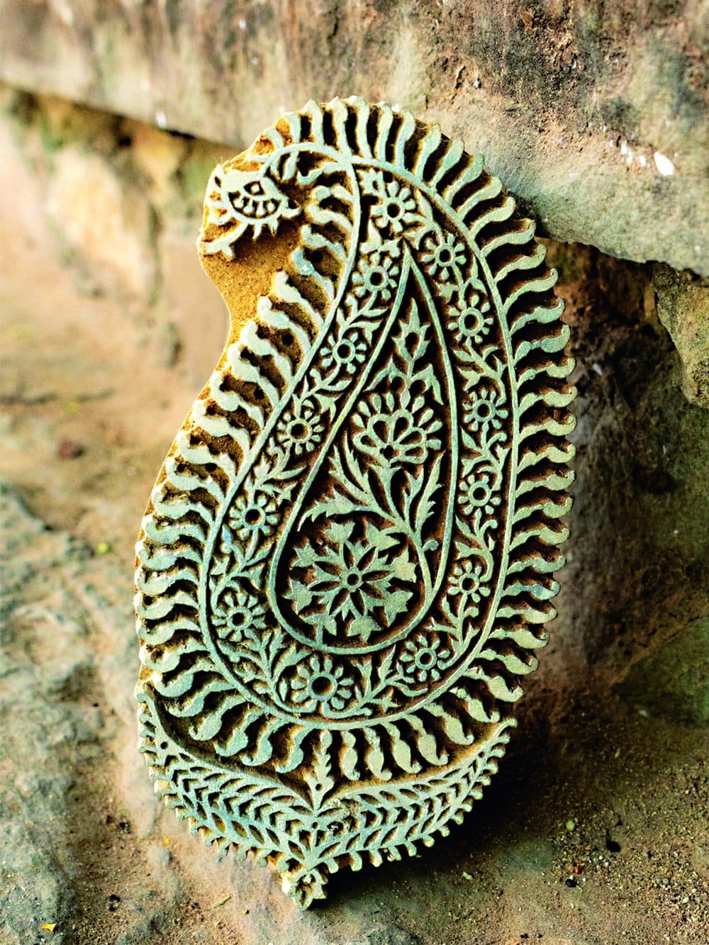 A wooden block in the paisley shape, reminiscent of a kairi.
