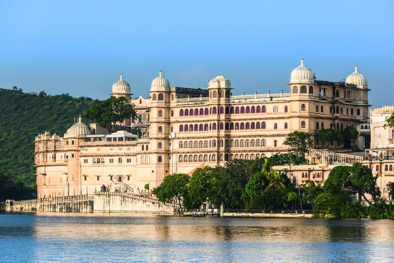 Udaipur’s Shiv Niwas Palace was built by Maharana Fateh Singh in the early 20th century and hosted dignitaries such as King George V. Converted into a hotel in the 1980s, it featured in the James Bond film Octopussy