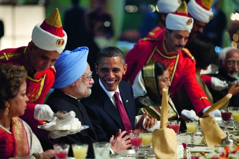 Prime Minister Manmohan Singh chats with President Barack Obama during a state dinner at Rashtrapati Bhavan on November 8, 2010.