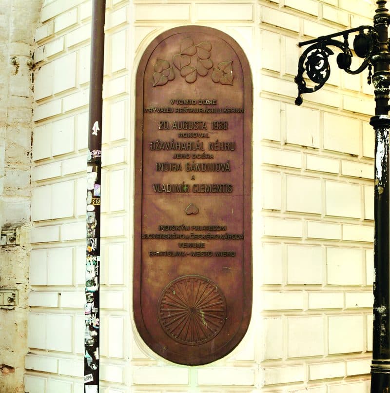 A plaque in Bratislava bearing the Ashoka Chakra and the Slovak transliterations of the names of two Indian Prime Ministers