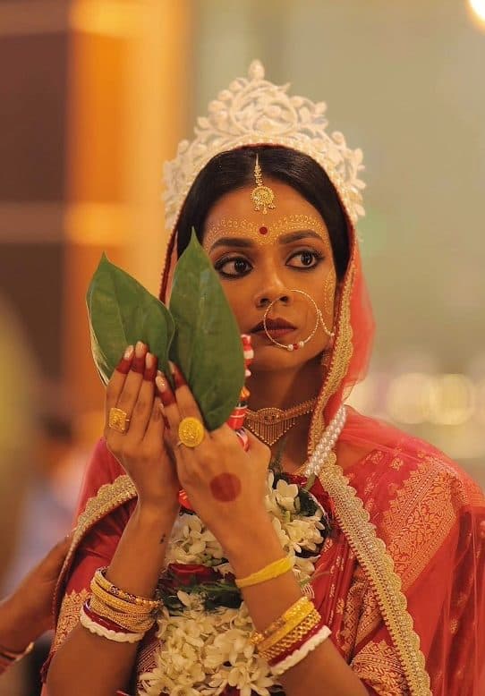 A Bengali bodhu’s intricate red teep and chandan kolka.
