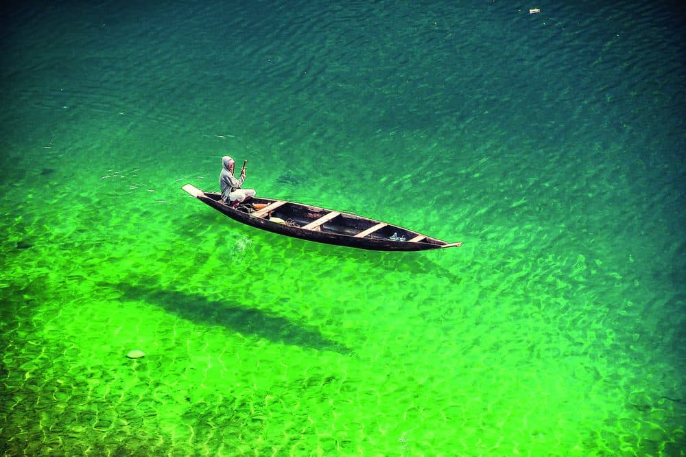 The luxury of the crystal clear waters of the Umngot river